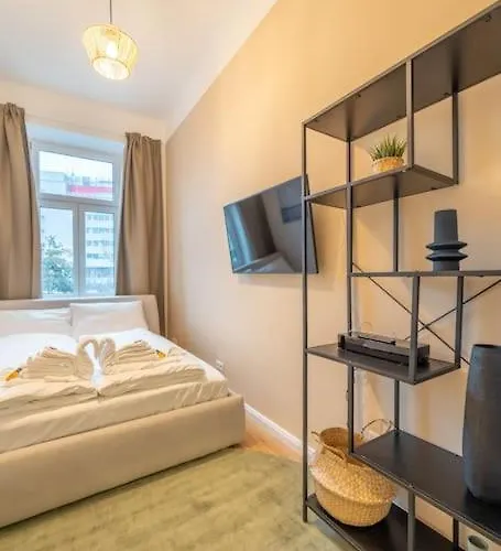 Josef's I Mini I Metro Access Apartment *