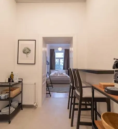 Josef's I Mini I Metro Access Apartment *