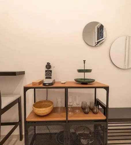 Josef's I Mini I Metro Access Apartment *
