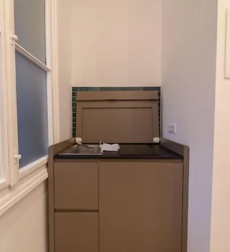 Josef's I Mini I Metro Access Apartment *