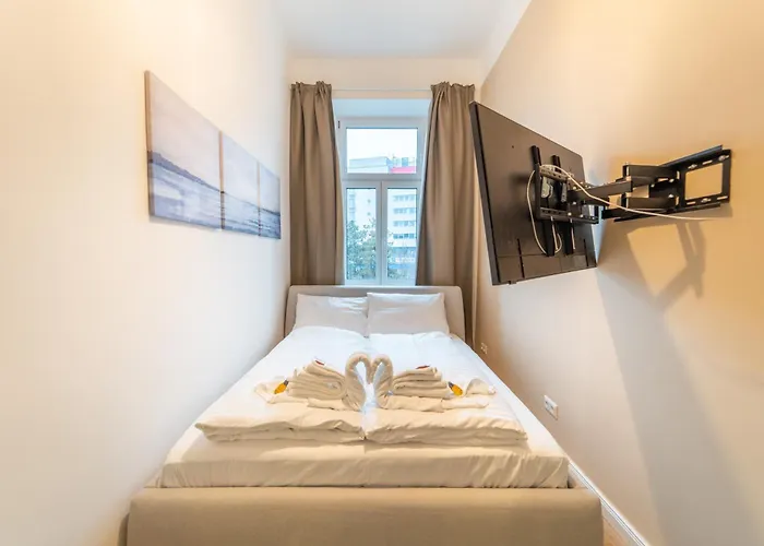 Josef's I Mini I Metro Access Apartment *