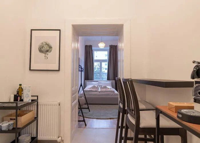Josef's I Mini I Metro Access Apartment