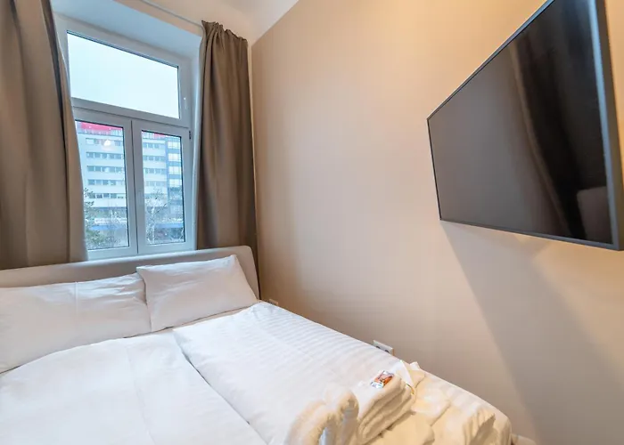 Josef's I Mini I Metro Access Apartment *